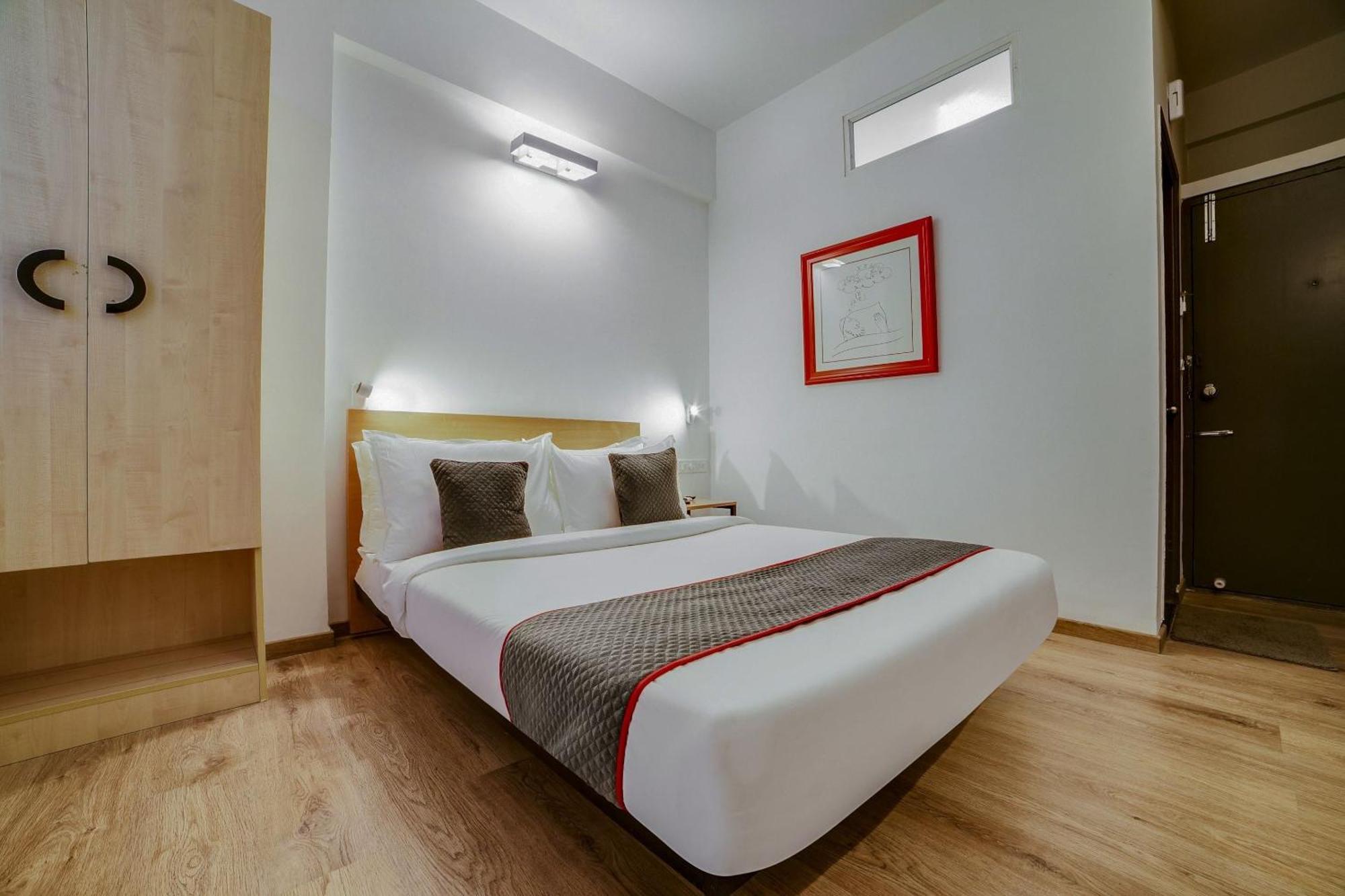 Townhouse Sarvar Hospitality Near Ascendas Park Square Mall Бангалор Екстериор снимка