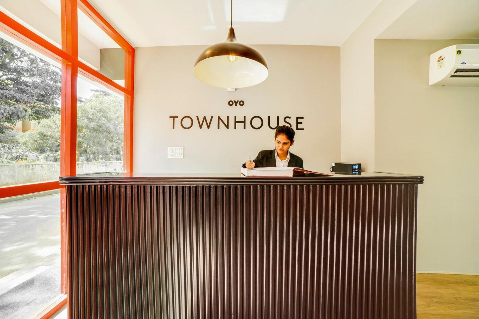 Townhouse Sarvar Hospitality Near Ascendas Park Square Mall Бангалор Екстериор снимка