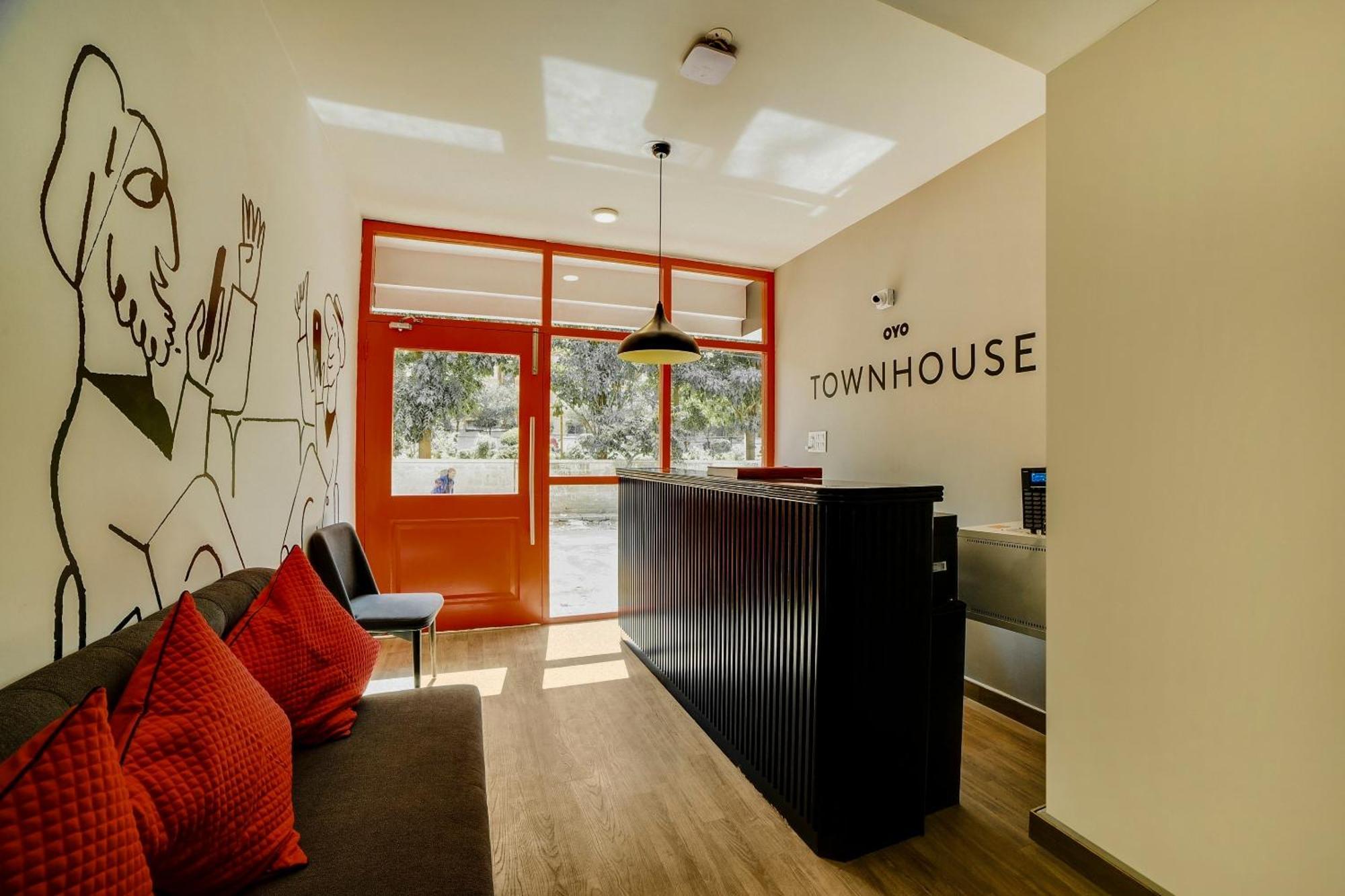 Townhouse Sarvar Hospitality Near Ascendas Park Square Mall Бангалор Екстериор снимка