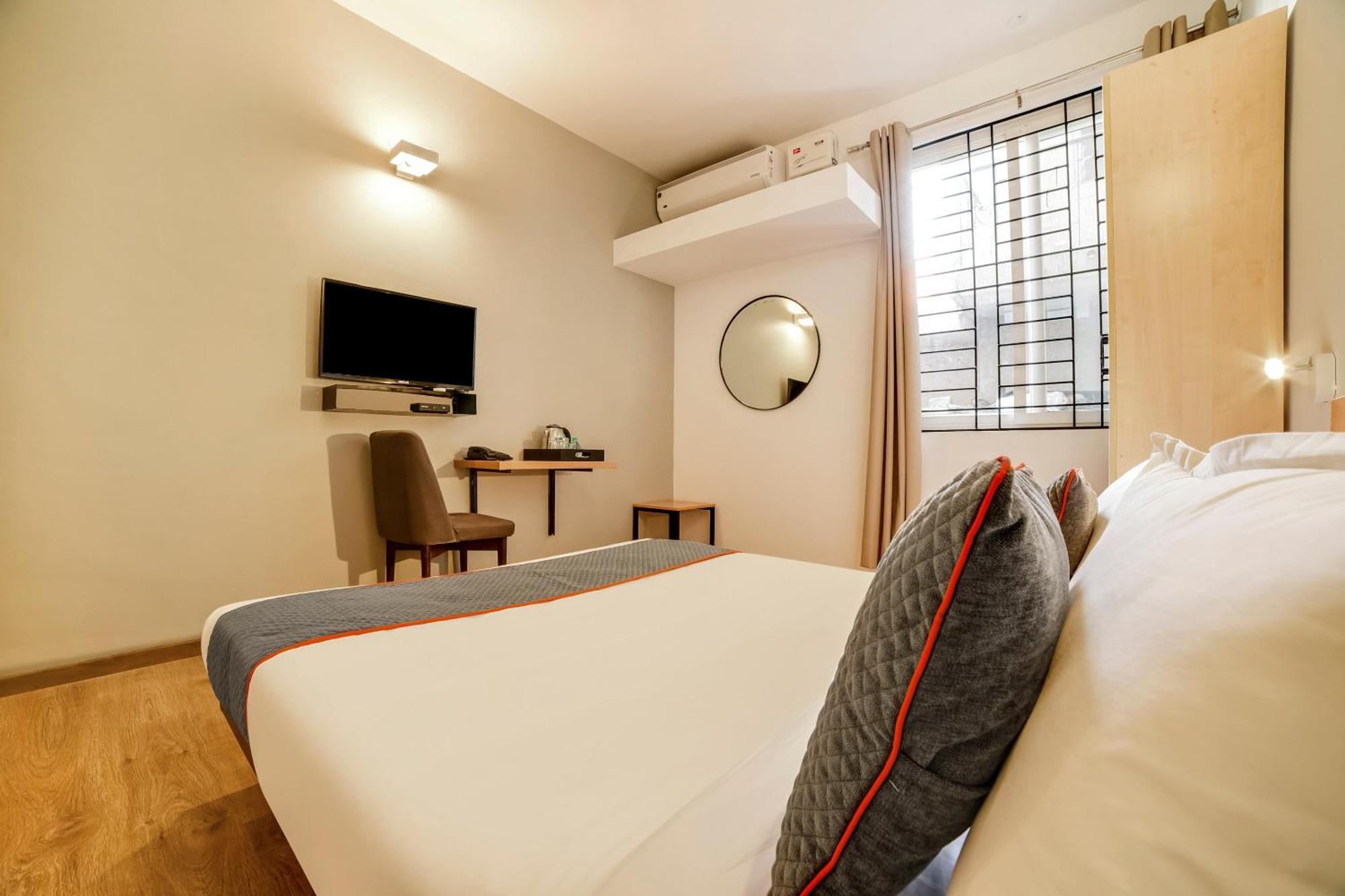 Townhouse Sarvar Hospitality Near Ascendas Park Square Mall Бангалор Екстериор снимка