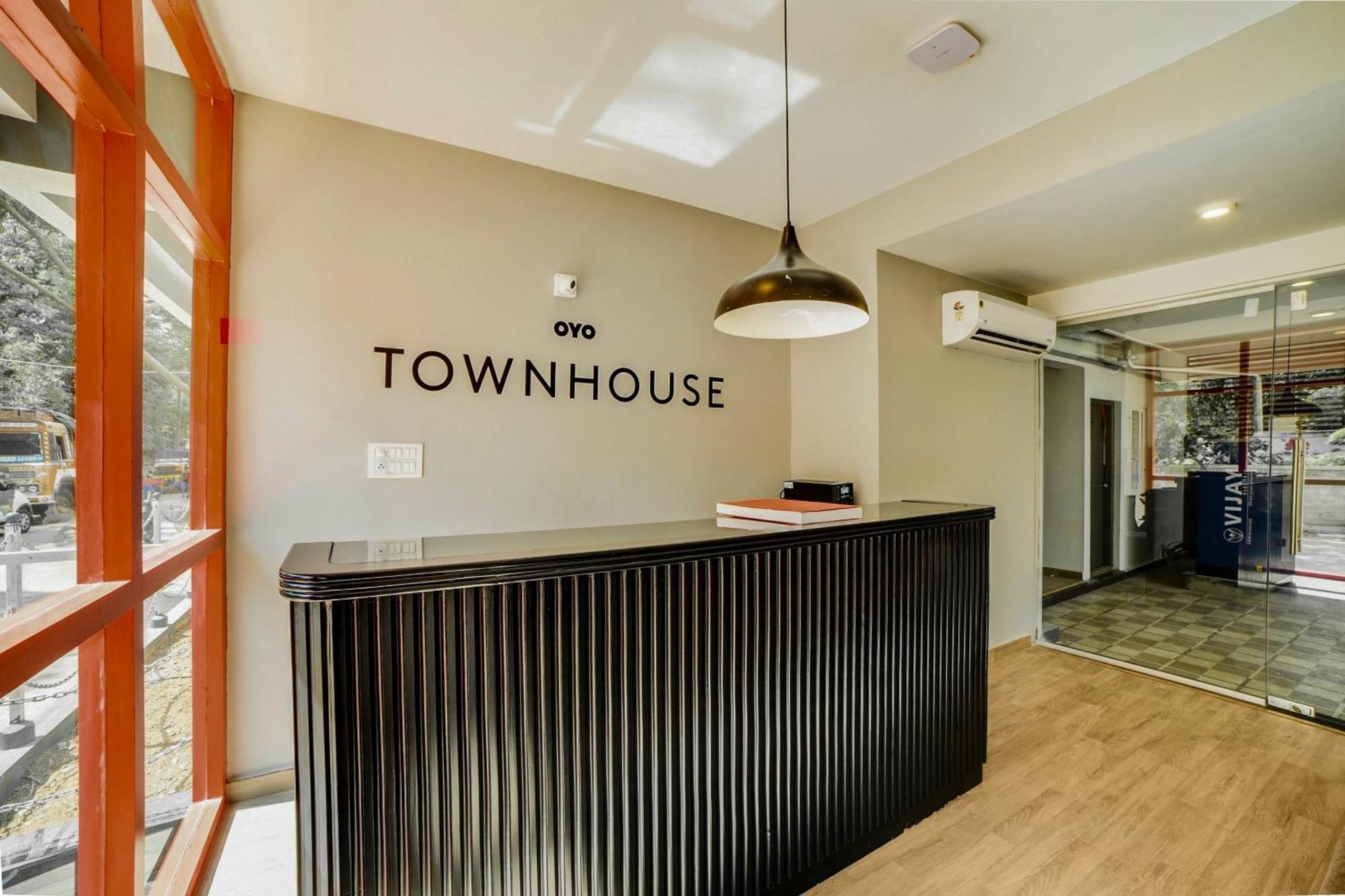Townhouse Sarvar Hospitality Near Ascendas Park Square Mall Бангалор Екстериор снимка